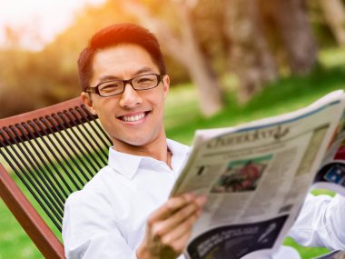 Parkta onun mola sırasında genç işadamı