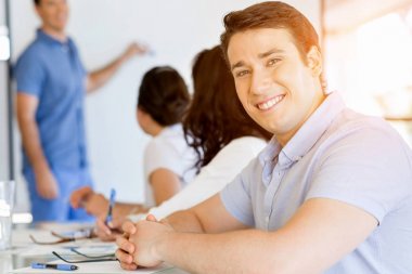 İş toplantısı sunumu ile