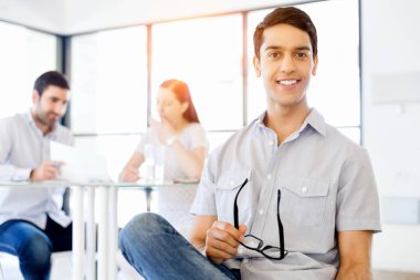 Ofiste rahat genç adam