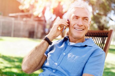 Lomature adam açık havada istimal hareket eden telefon
