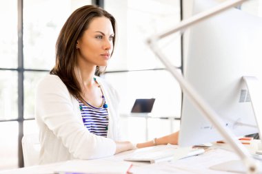Bilgisayarda Office çalışan işkadını portresi