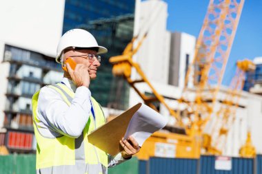 İnşaat alanında mühendis.