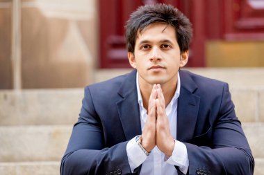 Açık havada kendinden emin bir iş adamının portresi.