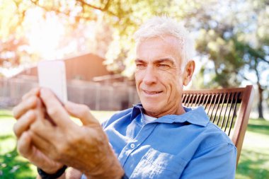 Lomature adam açık havada istimal hareket eden telefon