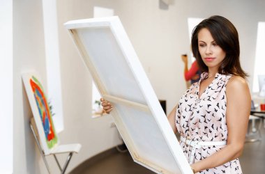 Resim Sanat Galerisi önünde duran genç beyaz kadın