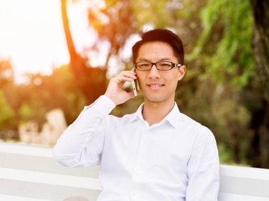 Parkta onun mola sırasında genç işadamı