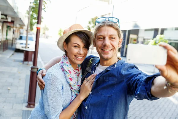 Coppia sorridente con la fotocamera — Foto Stock