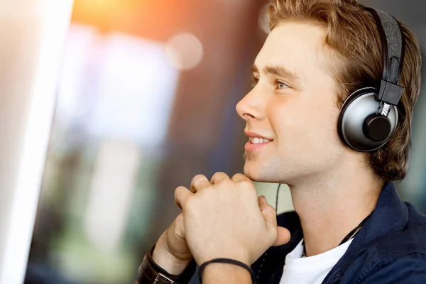 Joven en la oficina con auriculares — Foto de Stock