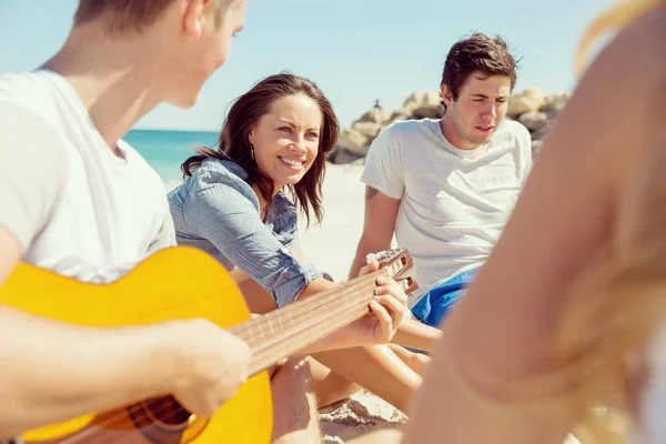 Hermosos jóvenes con guitarra en la playa —  Fotos de Stock