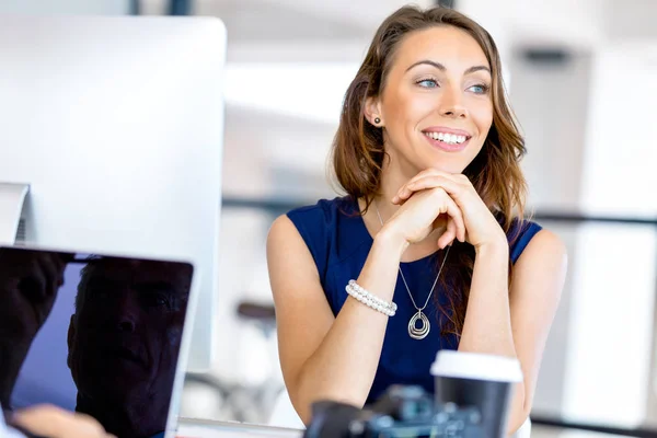 Ung affärskvinna sitter vid skrivbord och arbetar — Stockfoto
