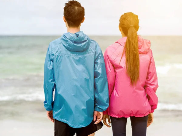 Jovem casal de pé na praia — Fotografia de Stock