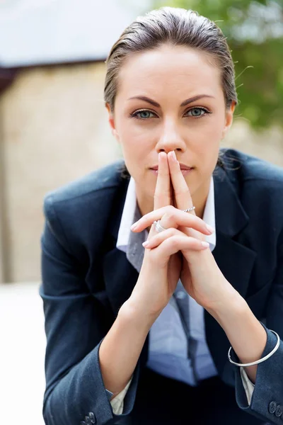 Portrait of business woman smiling outdoor — Stock Photo, Image