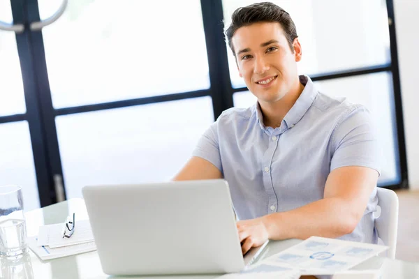 Beau homme d'affaires travaillant à l'ordinateur — Photo