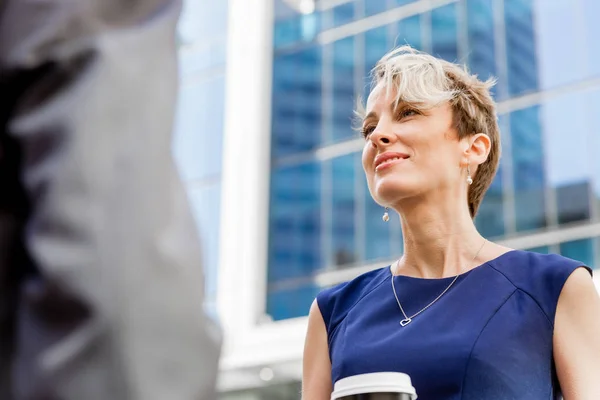 Two colleagues walking together in a city — Stock Photo, Image