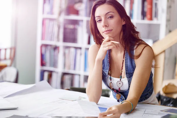 Young woman standing in creative office — Stock Photo, Image