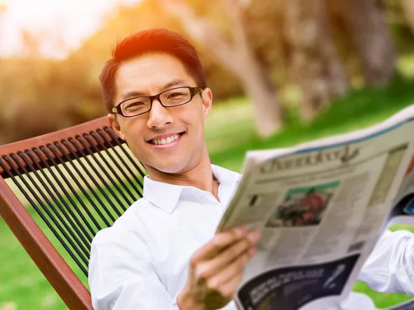 Επιχείρηση άνθρωπος διαβάζει μια εφημερίδα στο πάρκο — Φωτογραφία Αρχείου