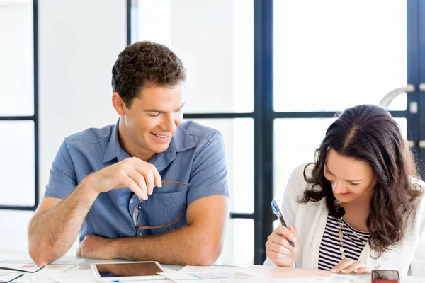 Beeld van twee jonge zakenlui in kantoor — Stockfoto