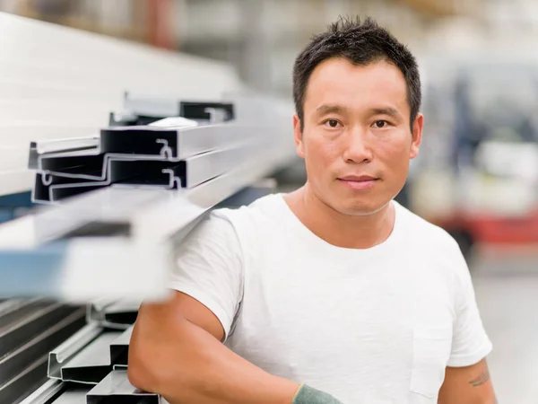 Asian worker in production plant on the factory floor — Stock Photo, Image