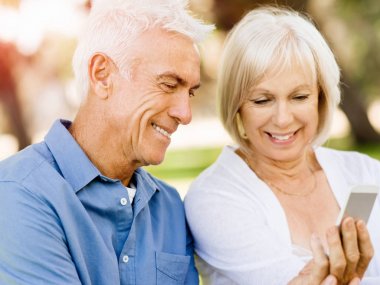 Smartphone vasıl kıdemli mutlu çift