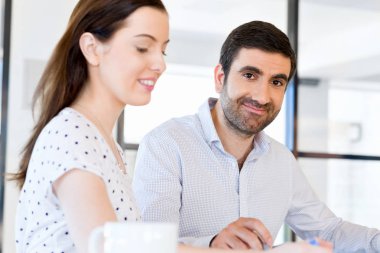 İki genç iş adamları Office görüntü