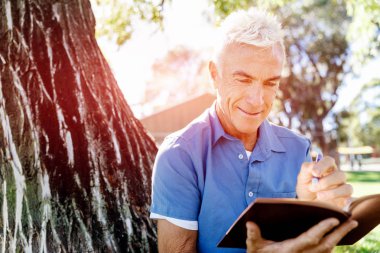 Komuta sizde daşu park kitap okurken
