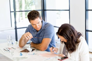 İki genç iş adamları Office görüntü