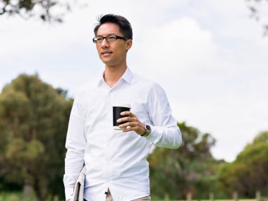 Adam bir parkta bir kahve molası