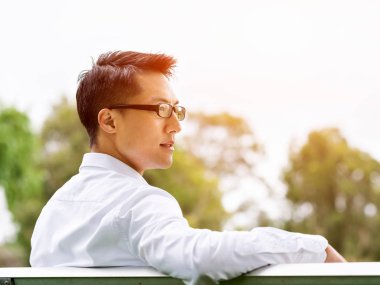 Parkta onun mola sırasında genç işadamı