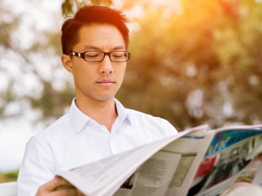 Parkta onun mola sırasında genç işadamı