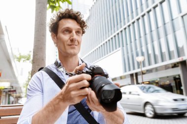 Erkek fotoğrafçı alarak resim