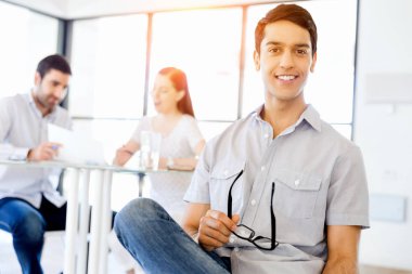 Ofiste rahat genç adam