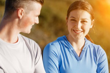 Kumsalda eşofman bulunan genç Çift