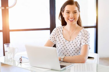 Bilgisayarda Office çalışan işkadını portresi