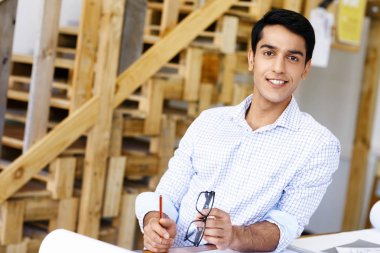 Genç adam mimar ofis