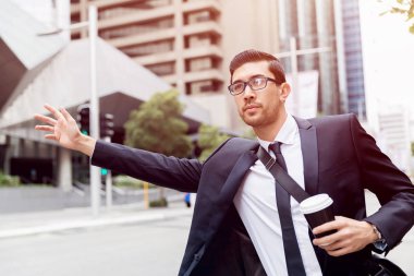 Genç İşadamları için bir taksi yağıyor