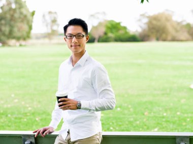 Adam bir parkta bir kahve molası