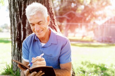 Komuta sizde daşu park kitap okurken