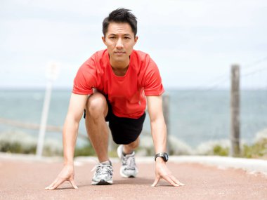 Genç adam bir çalıştırmak için hazırlanıyor