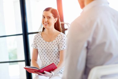 İş adamları görüşmesinde ofiste