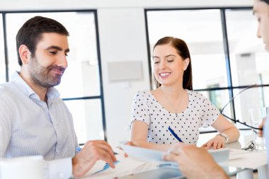 mutlu genç iş adamları bir toplantı grubu