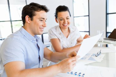 İki genç iş adamları Office görüntü