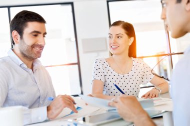 mutlu genç iş adamları bir toplantı grubu