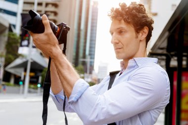 Erkek fotoğrafçı alarak resim