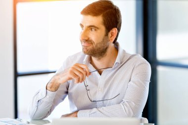 Ofisinde dalgın işadamı