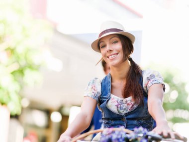 güzel bir kadın üzerinde Bisiklete binmek