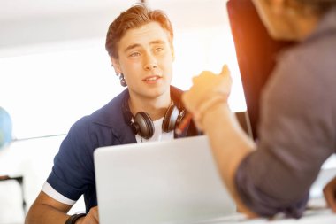 Mutlu genç adam tasarımcı çalışma