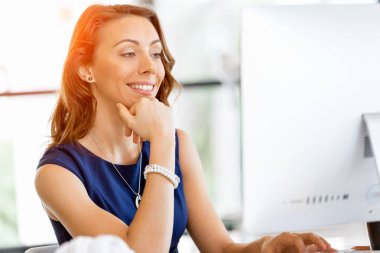 masada oturan ve çalışan genç iş kadını