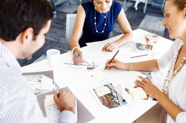 Modern ofisteki iş adamları