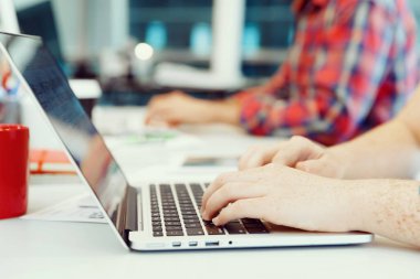 Klavyeye yazı yazan eller