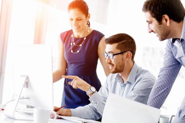 Çekici ofis çalışanı masada oturuyor.